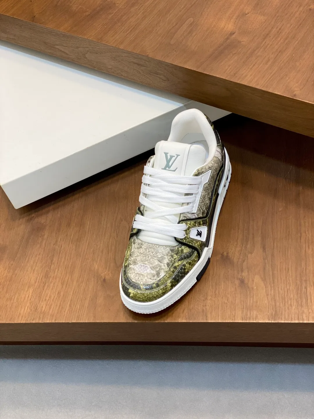 💰900 LV TRAINER python pattern sneakers for men are shipped. The early version of the LV Vuitton World official website is made of gorgeous python pattern stitched together in different parts. Creative inspiration drawn from retro basketball shoes continues the classic style and incorporates colorful natural patterns to create this new sneaker. The side is decorated with the Vuitton logo, the tongue and heel are decorated with LV letters, and the classic rubber outsole is decorated with Monogram flowers. Needless to say, the comfort of Lujia's shoes is very masculine! Completely packaged! Size: 39-40-41-42-43-44 standard leather shoe size (38/45/46 can be customized and does not support returns or exchanges)
